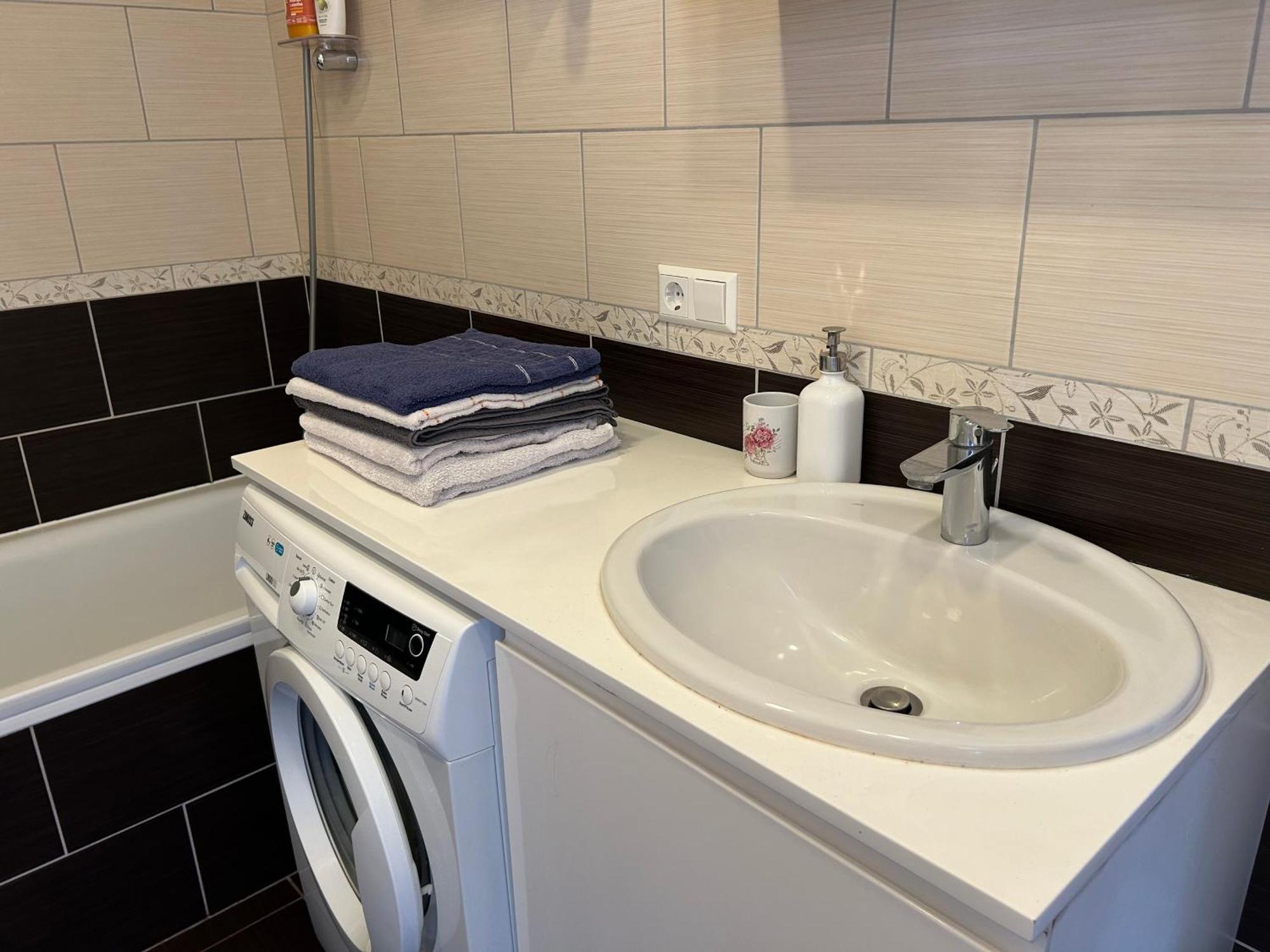 וילנה Your Home - Spacious Apartment In City Center, With Balcony & Self Check-In מראה חיצוני תמונה